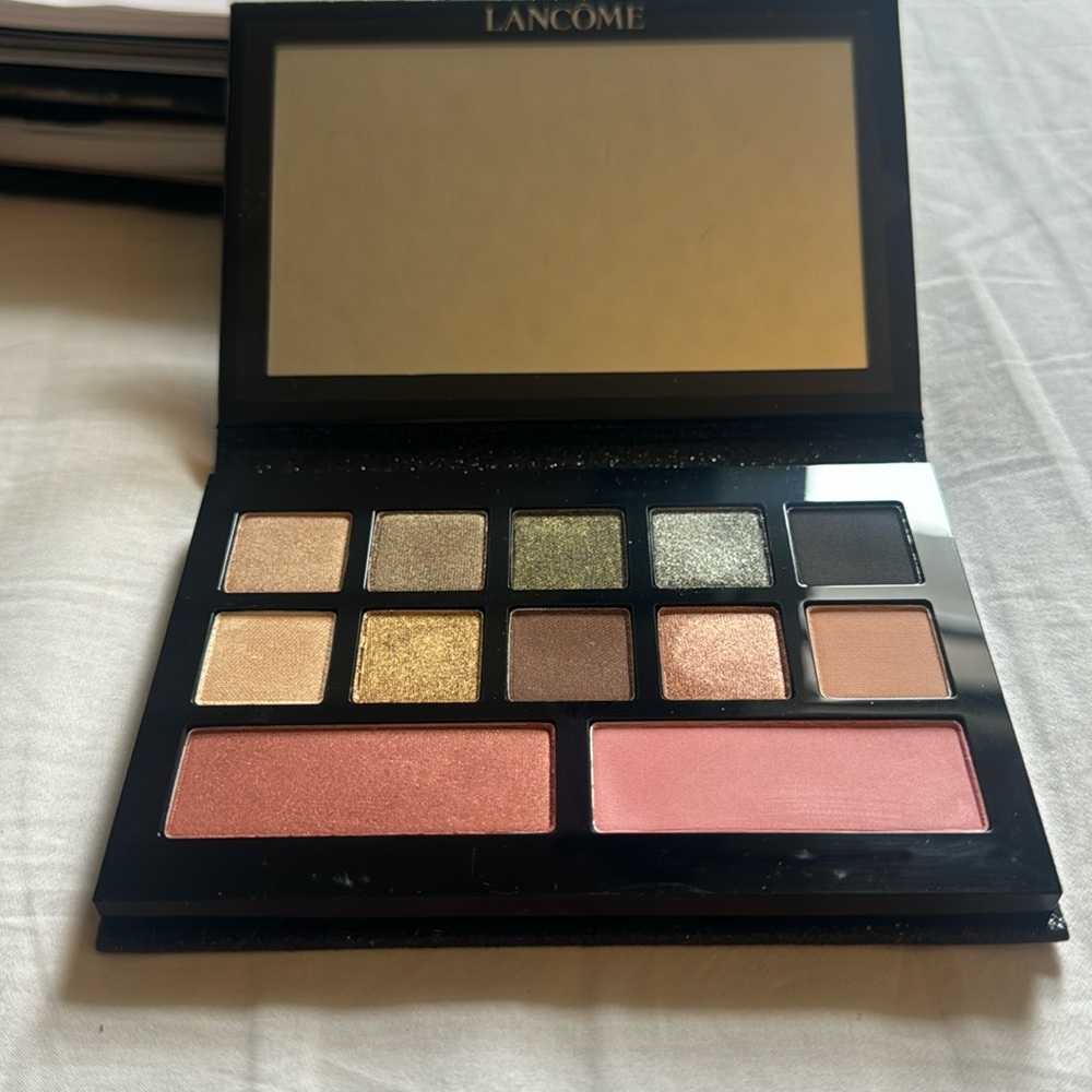 Lancome eye shadow and blush palette-Glow, new never used.